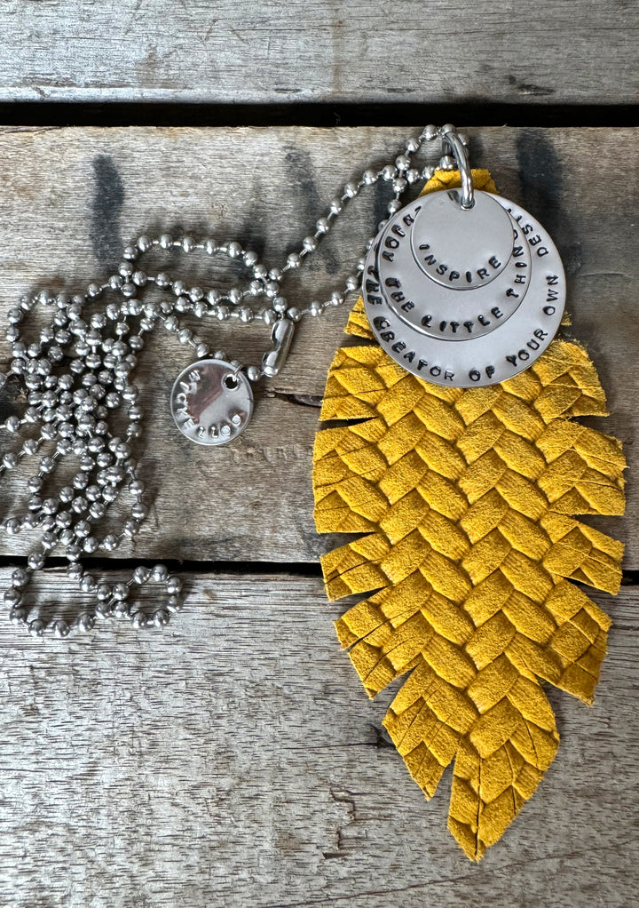 MICKELLOO FEATHER & CHARMS NECKLACE  - MUSTARD HERRINGBONE