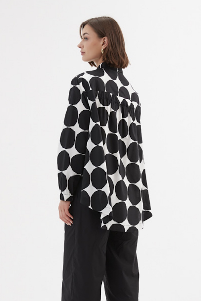 ELASTIC FRONT HEM PRINT SHIRT - BLACK SPOT