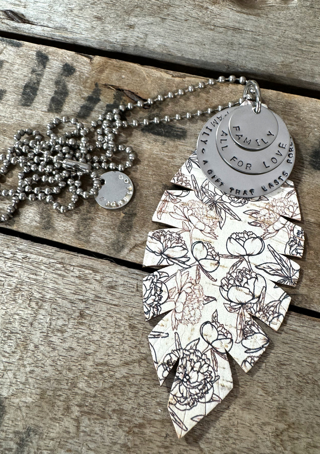 MICKELLOO FEATHER & CHARMS NECKLACE  - COTTAGE GARDEN