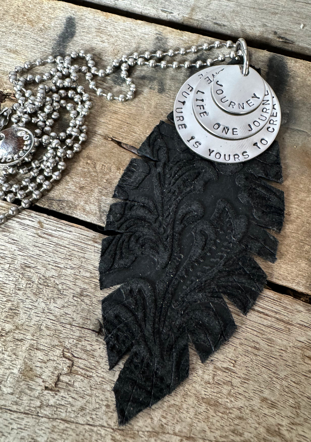 MICKELLOO FEATHER & CHARMS NECKLACE  - EMBOSSED BLACK FLORAL